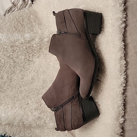 Sonoma Vitalize Dark Gray Suede Bootie - Picture 5 of 13
